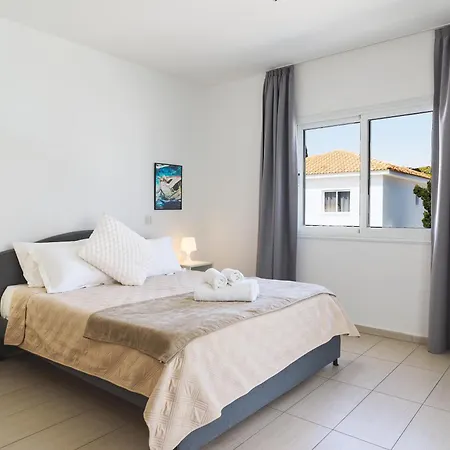 Luxvillasrentals * איה נאפה